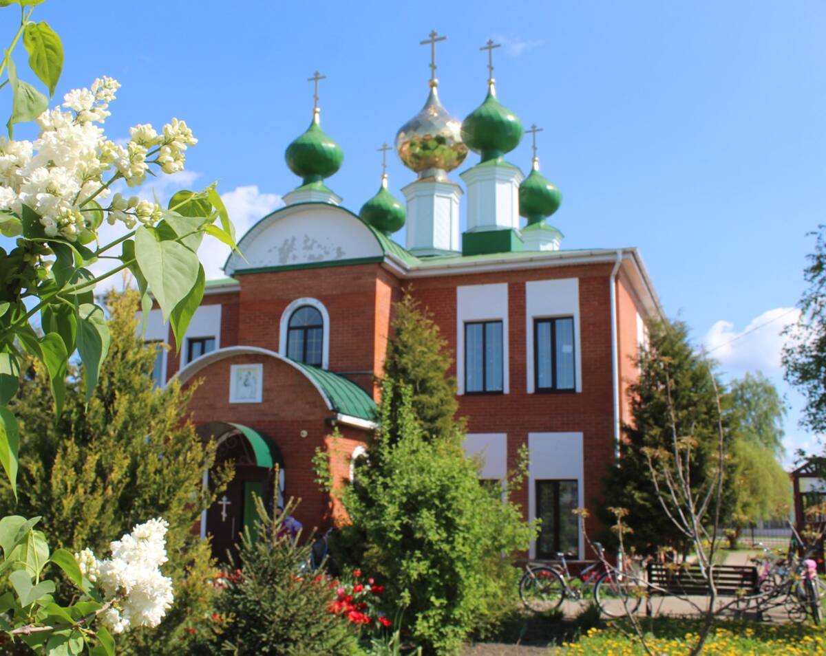 В брянском поселке Комаричи расписывают стены храма Живоначальной Троицы
