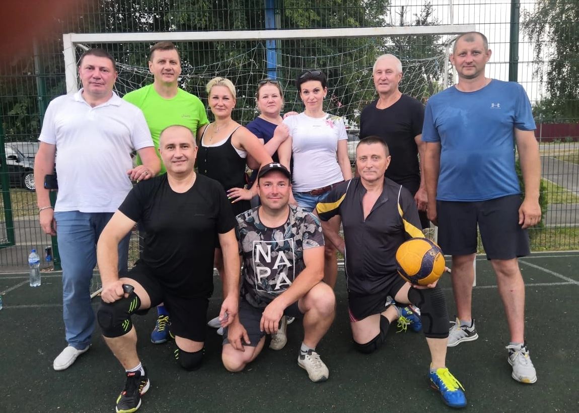 Активный выходной: новозыбковские волейболисты провели товарищеский матч