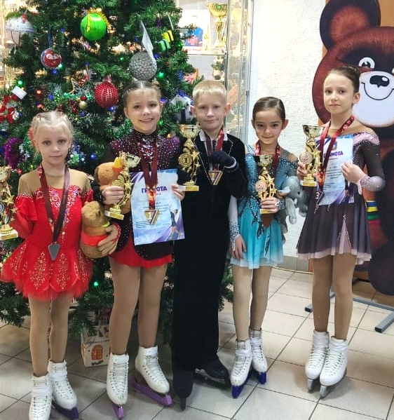 Новозыбковские фигуристы получили награды из рук призёра чемпионата мира Алёны Леоновой