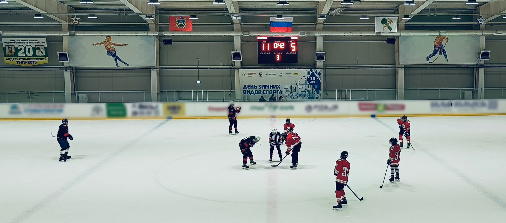 Победил опыт: в Новозыбкове играли хоккеисты-ветераны и молодежь