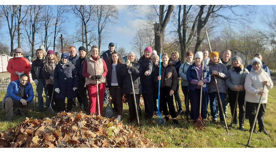 Коллектив новозыбковской школы вышел на субботник