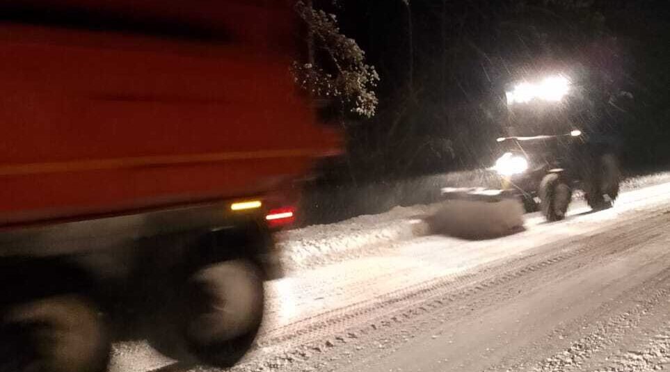 На Брянщине ведется круглосуточная очистка и обработка дорог