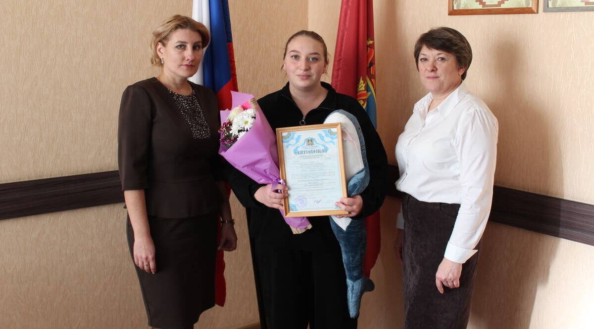 На Брянщине в Суземке вручили сертификат на маткапитал многодетной маме