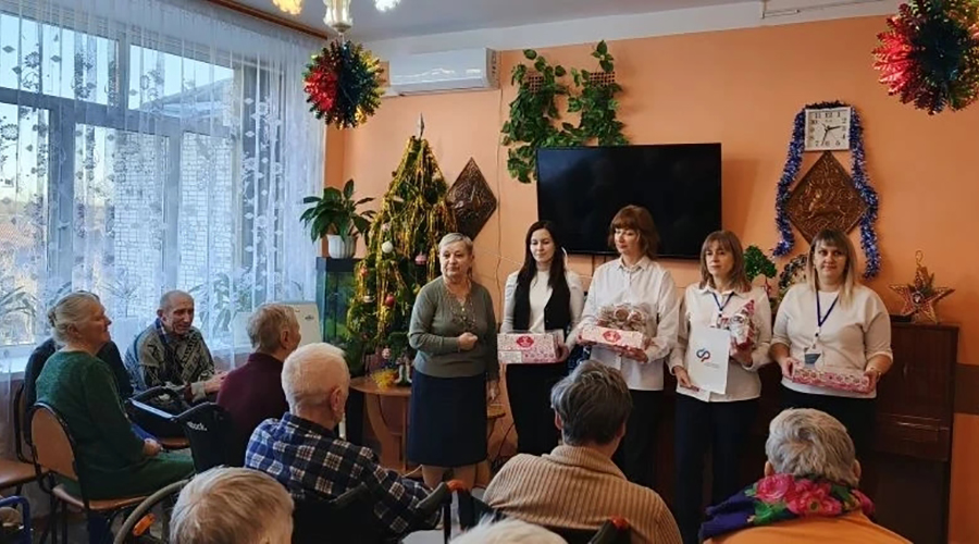 Пожилых новозыбковцев поздравили с наступающим Новым годом