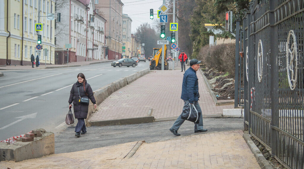 В Брянске на улице Горького появился новый тротуар