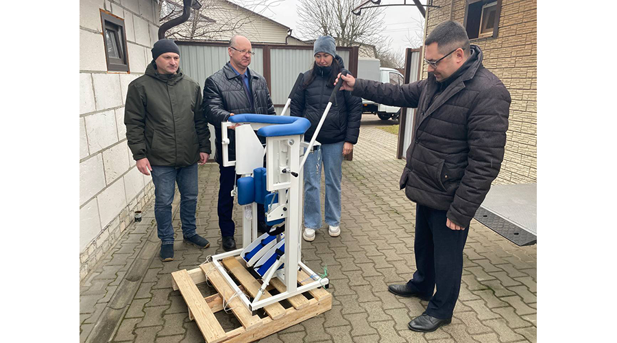 Участнику СВО из Новозыбкова Максиму Ребикову подарили специальный тренажер для реабилитации