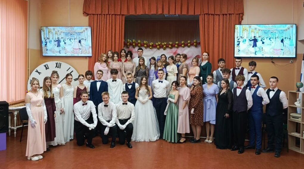 В Новозыбкове состоялся третий гимназический бал