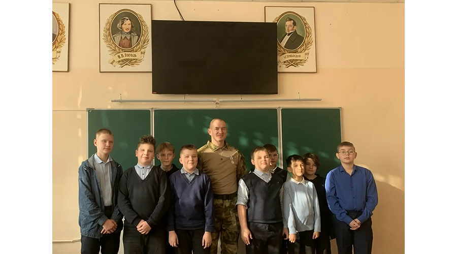 В новозыбковской школе прошла встреча с участником СВО