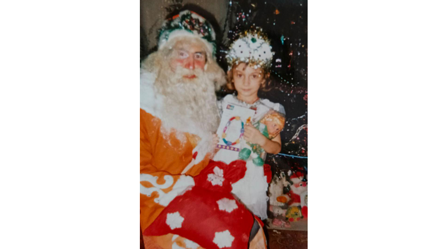 Новозыбчанка 24 года хранит куклу от Деда Мороза