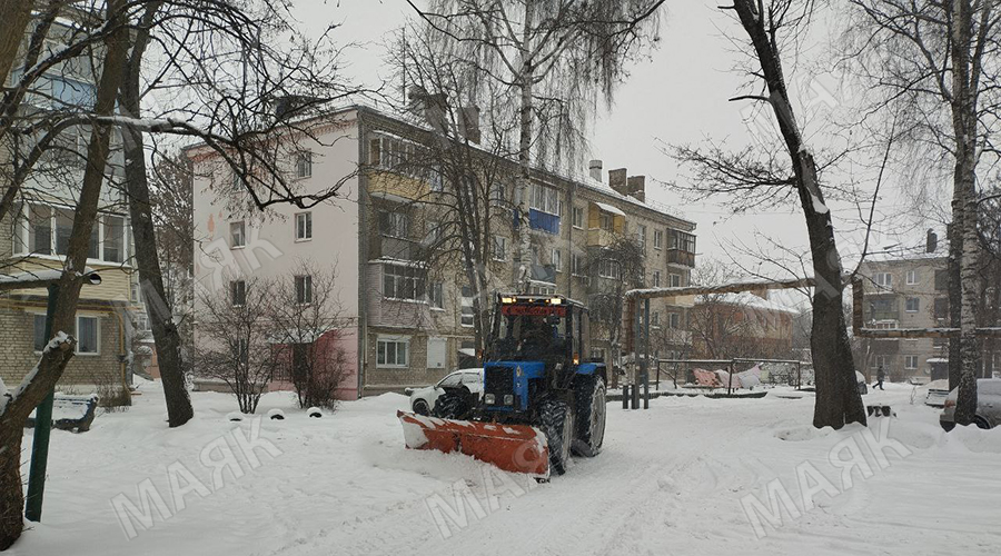 Уборка снежных завалов в Новозыбкове продолжается