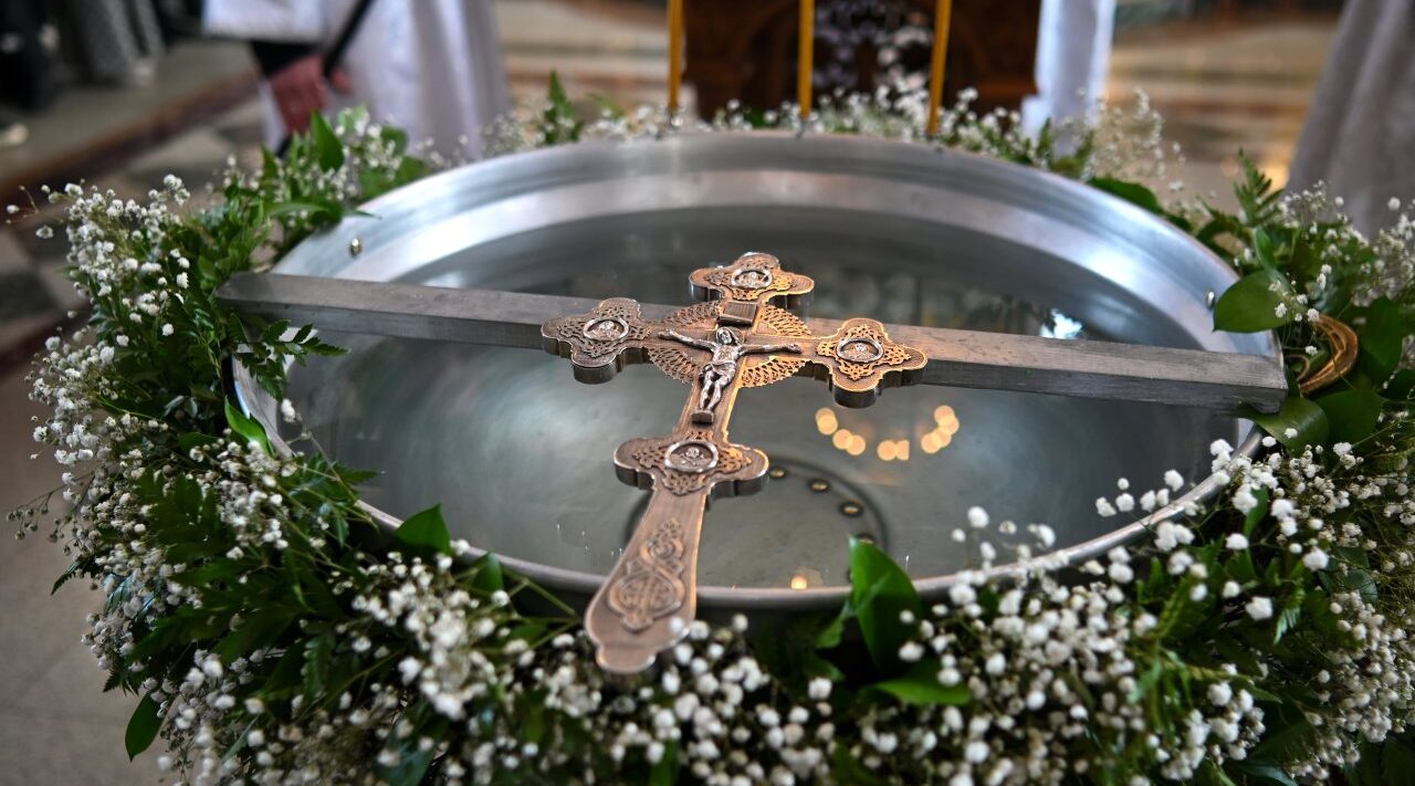 Александр Богомаз поздравил жителей региона с Крещением