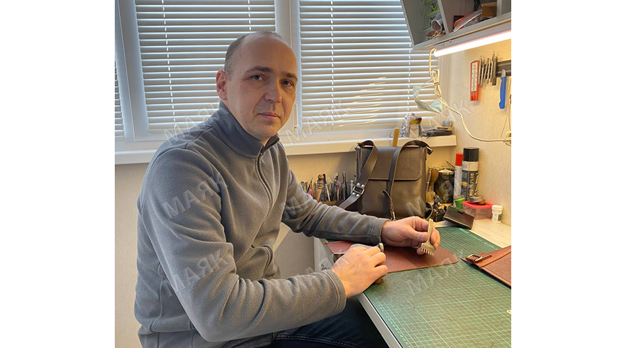 Новозыбковец Василий Ковалев создал пространство вдохновения на балконе