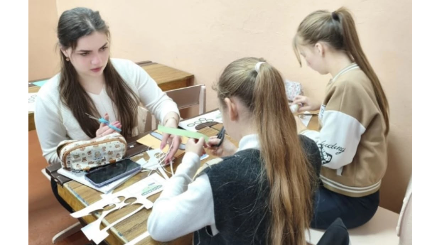 Новозыбковские школьники создали поздравительные открытки для ветеранов