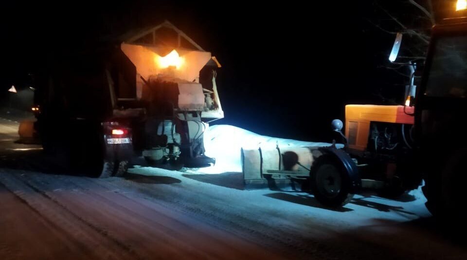 На Брянщине продолжается очистка от снега и противогололедная обработка дорог