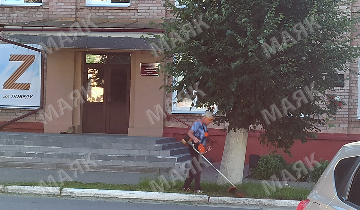 В Новозыбкове продолжается покос травы