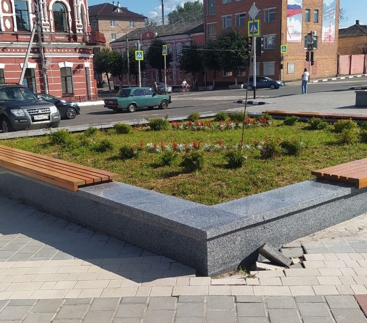 Подрядчик устранит дефекты на площади Октябрьской революции в Новозыбкове