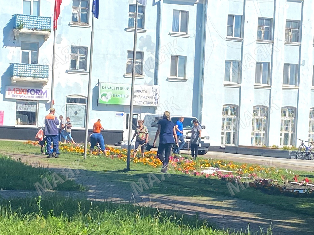 Новозыбковские коммунальщики косят траву