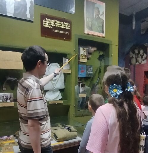 Ребята из летней школы «ПроДвижение»Дома детского творчества Новозыбкова побывали в музее
