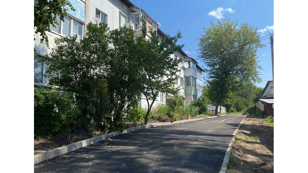 В брянском поселке Навля по нацпроекту ремонтируют дворы по улицам Ленина и Советской Армии