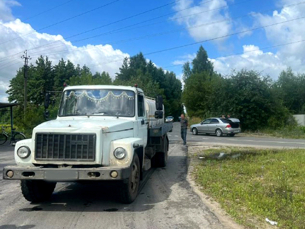 В Новозыбкове грузовик столкнулся с легковушкой