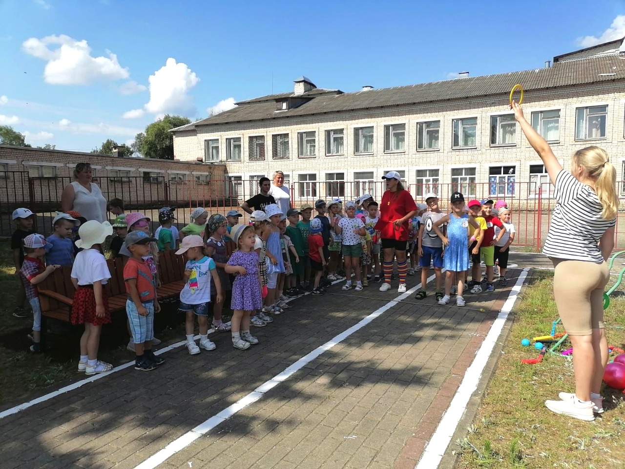 В преддверии всероссийского Дня физкультурника в новозыбковском детсаду №1 прошёл спортивный праздник