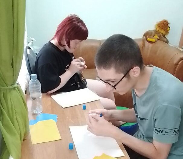 В КЦСОН Новозыбкова и Новозыбковского района особенные дети осваивали технику аппликации