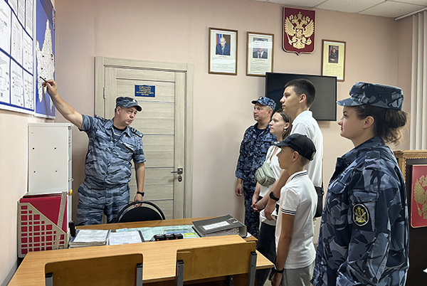 В Новозыбкове дети познакомились с особенностями работы родителей в следственном изоляторе