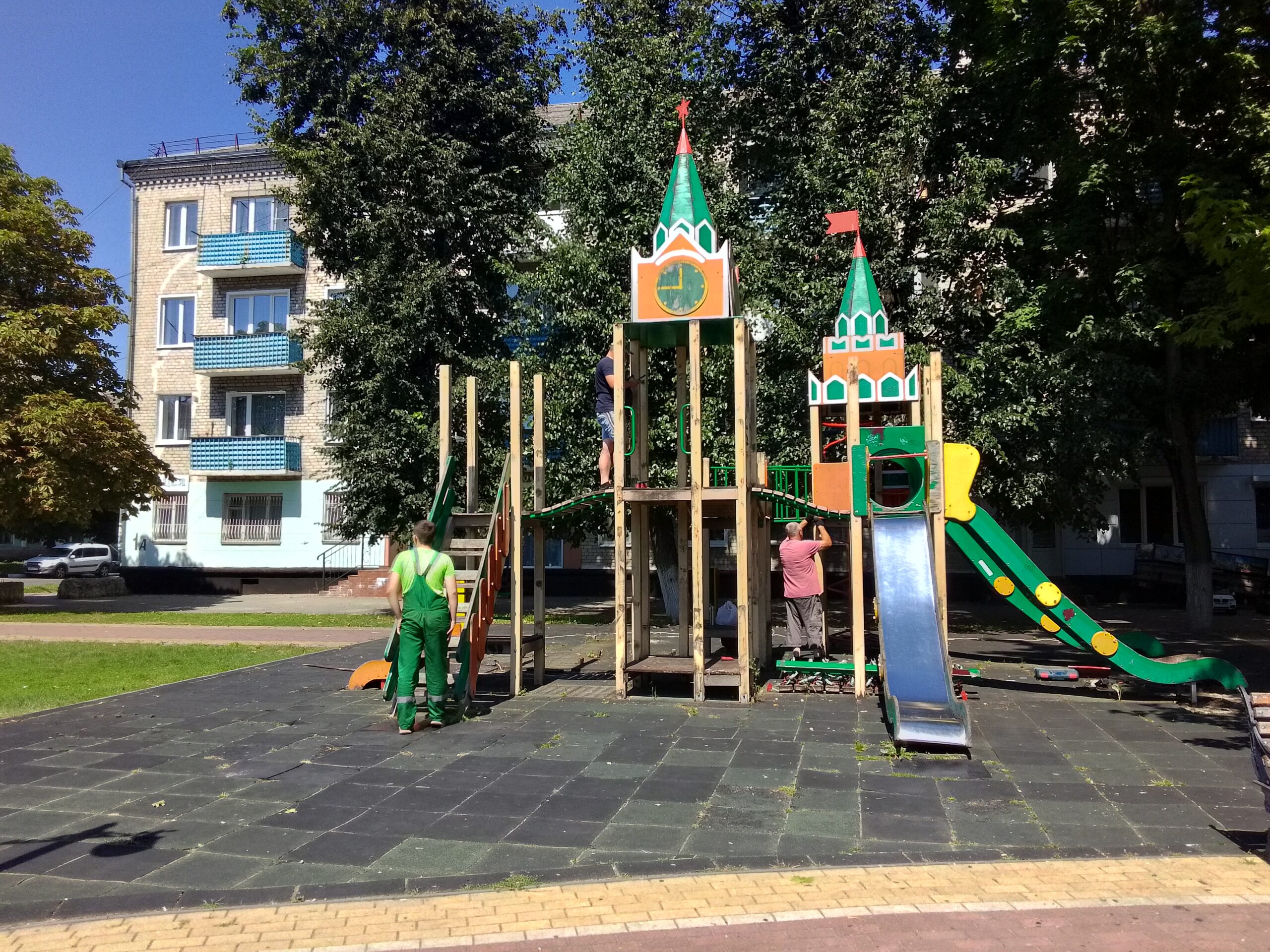 В Новозыбкове демонтируют детский игровой комплекс в центре города, на его месте вскоре появится новый