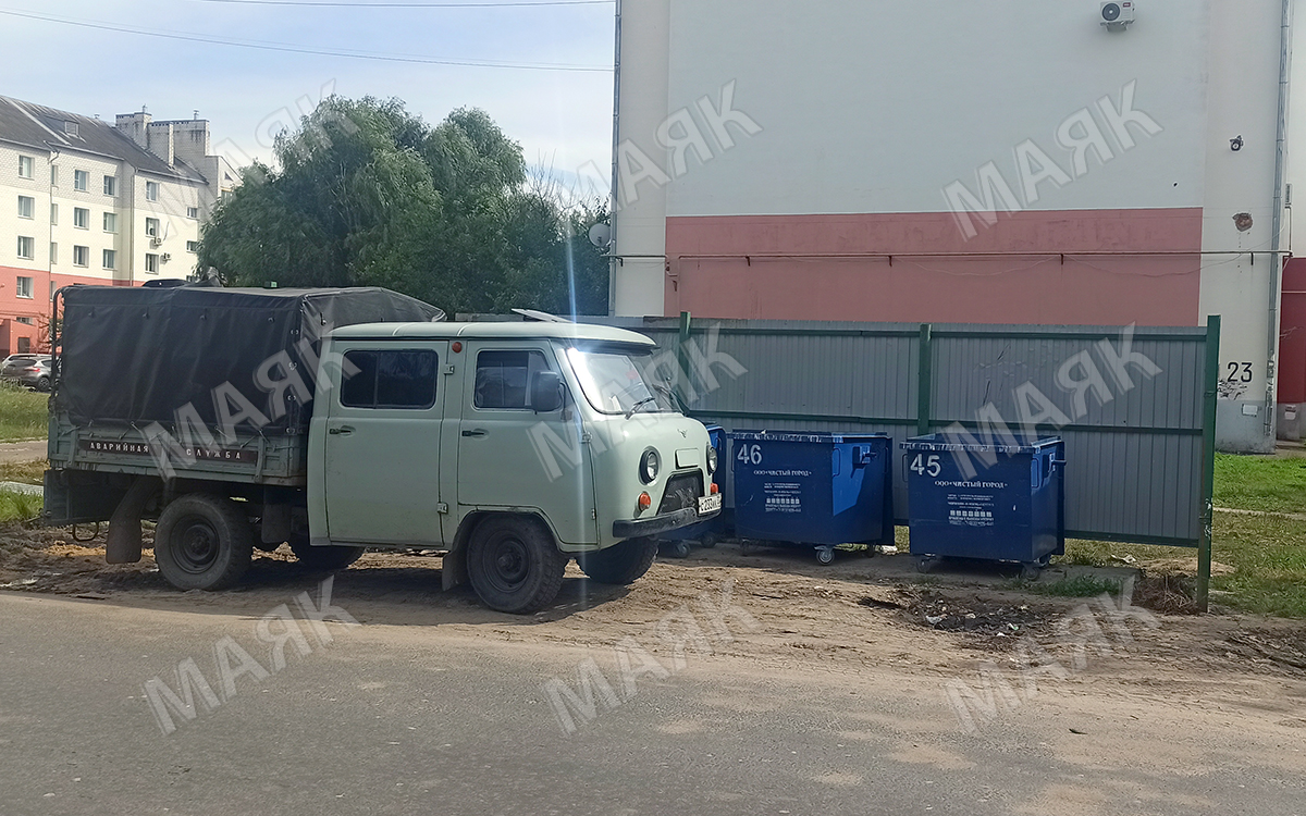 В Новозыбкове проводят благоустройство площадки для сбора ТКО