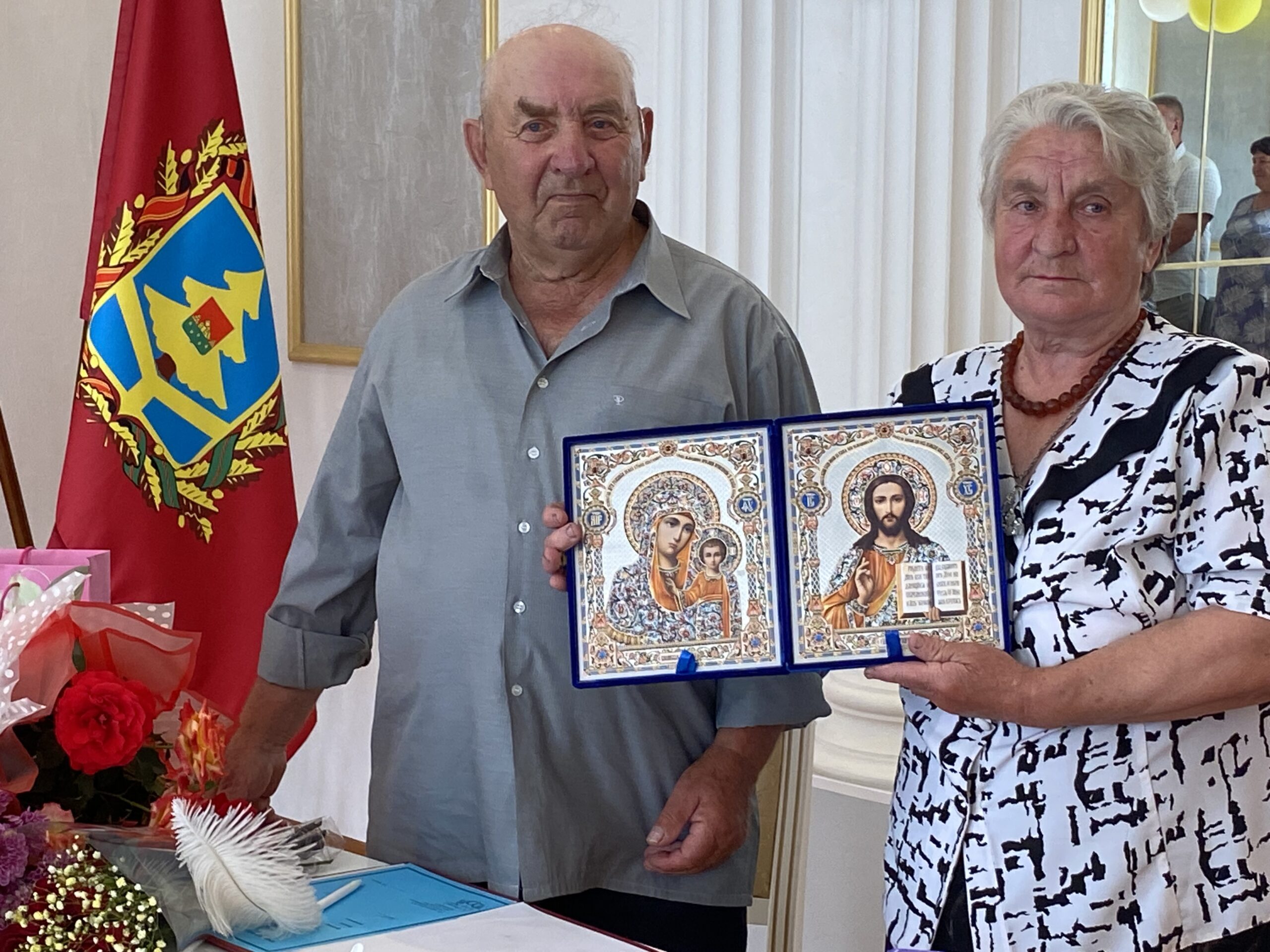 В Новозыбкове торжественно поздравили с бриллиантовой свадьбой супругов Кравченко