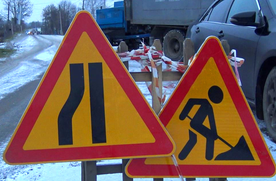 Работники новозыбковского водоканала устраняют порыв водопровода