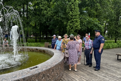 Новозыбковские следователи организовали для пожилых людей прогулку в горпарке