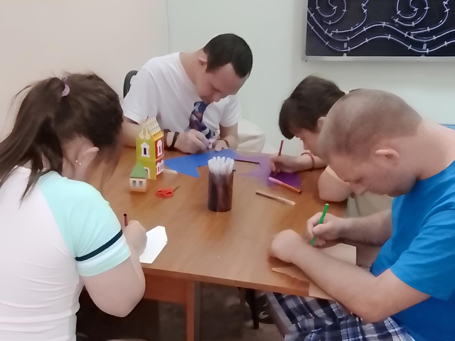 В новозыбковском КЦСОН строили дом для всей семьи