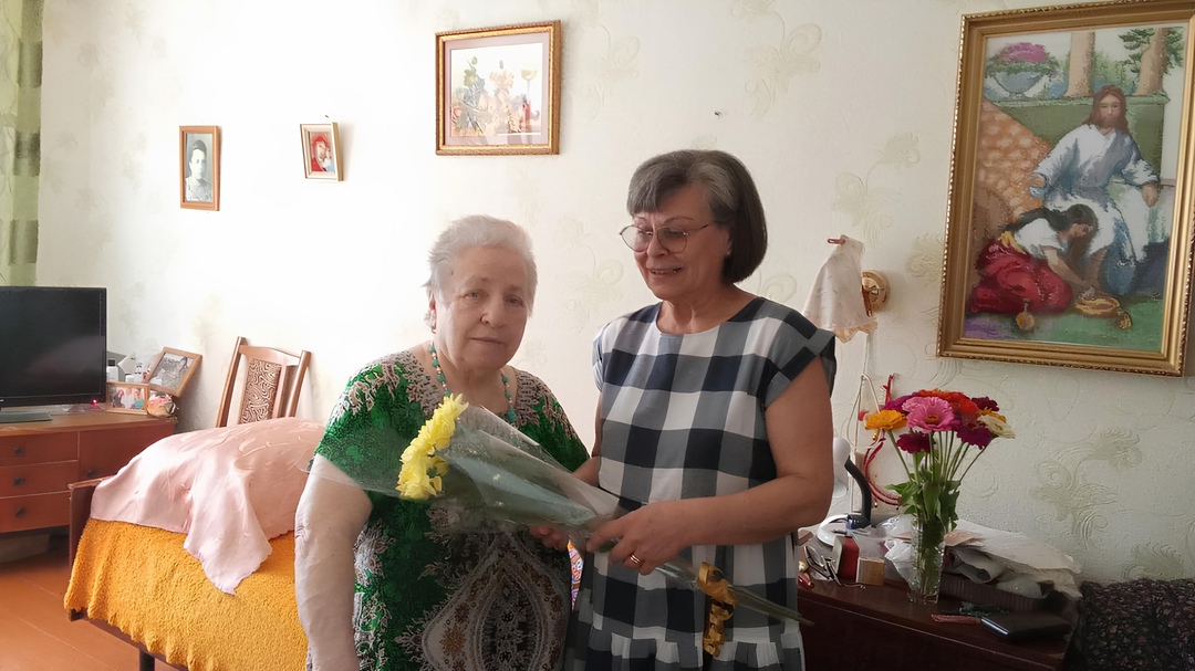Сотрудники новозыбковского КЦСОН поздравили с юбилеем свою подопечную