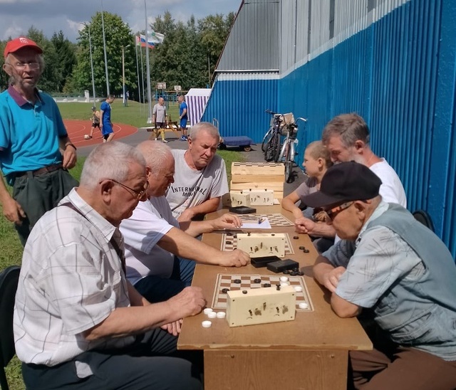 В Новозыбкове прошли блицтурниры по шахматам и шашкам