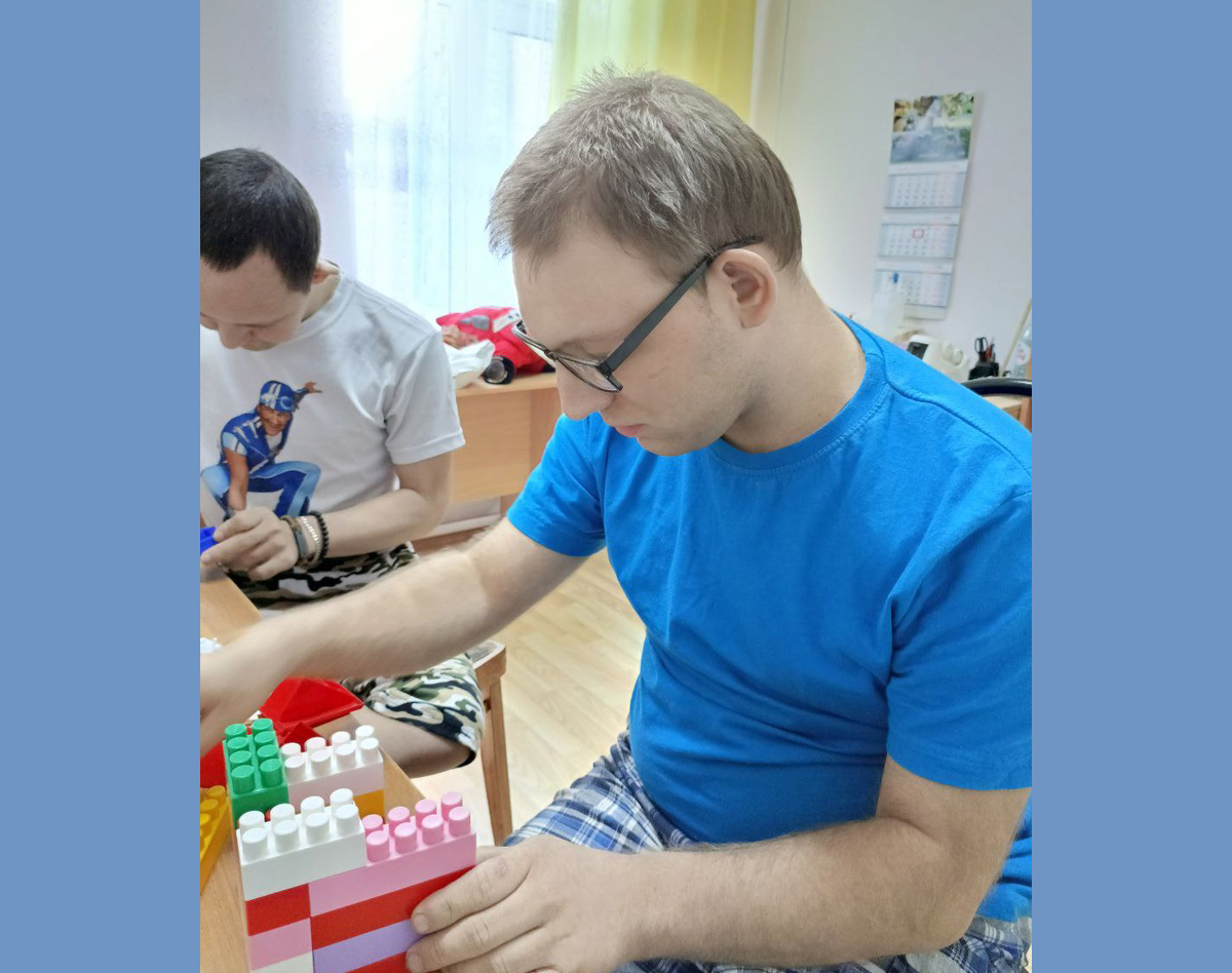 Накануне Дня строителя о важной профессии детям рассказали в новозыбковском КЦСОН