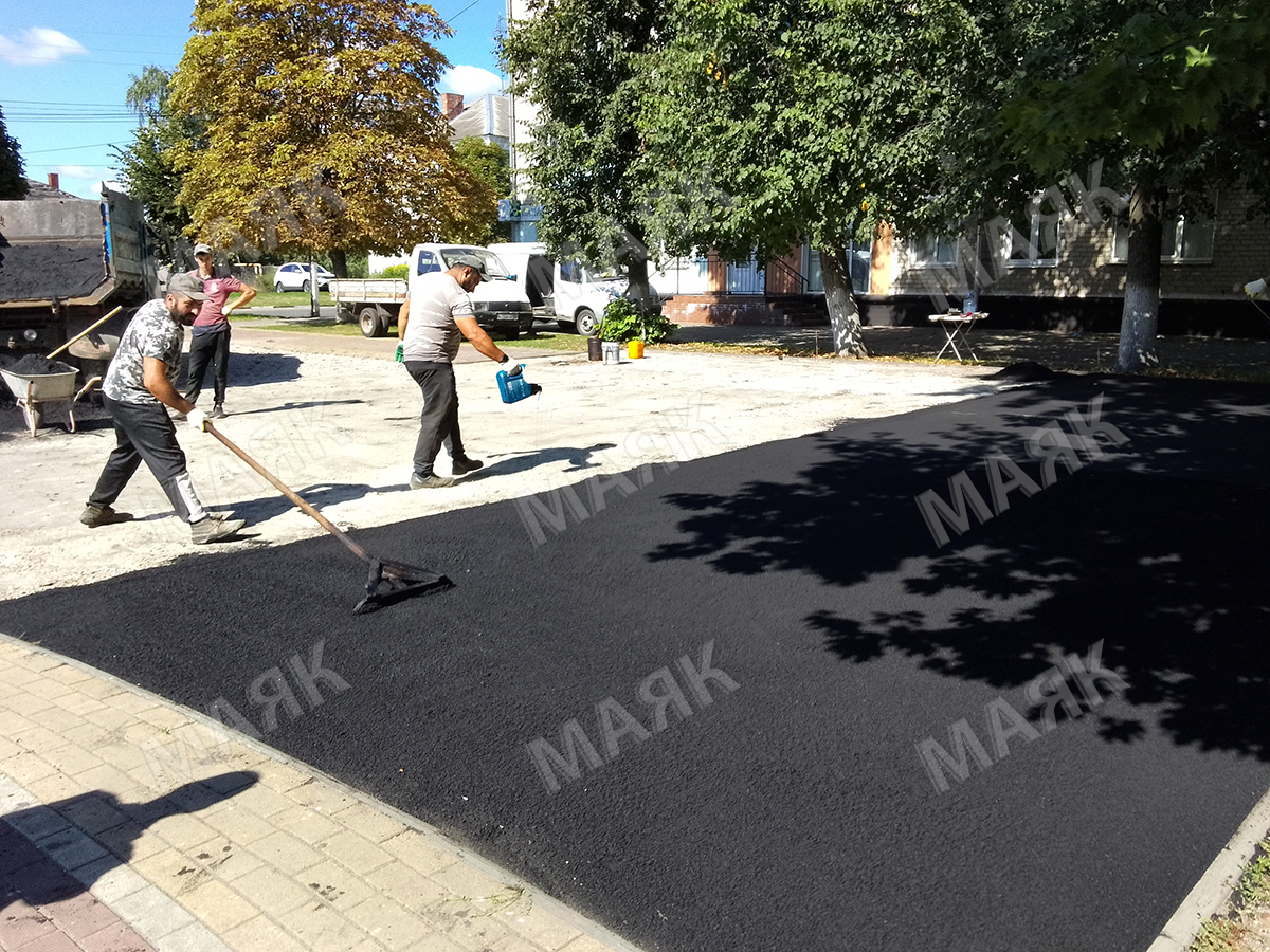В Новозыбкове у кинотеатра «Октябрь» готовят площадку для установки нового игрового комплекса