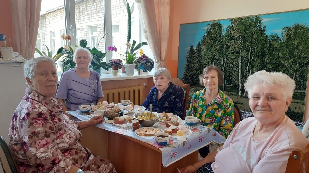 Одинокие люди Новозыбкова отметили медовый спас