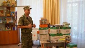 Школьные принадлежности подарили детям росгвардейцы в Брянске