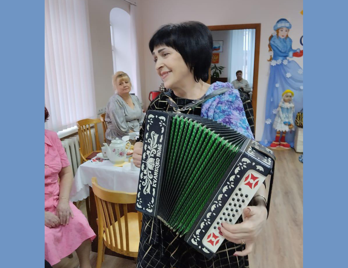 Новозыбчанка Валентина Ковалёва с любимой гармонью не расстаётся с ранних лет