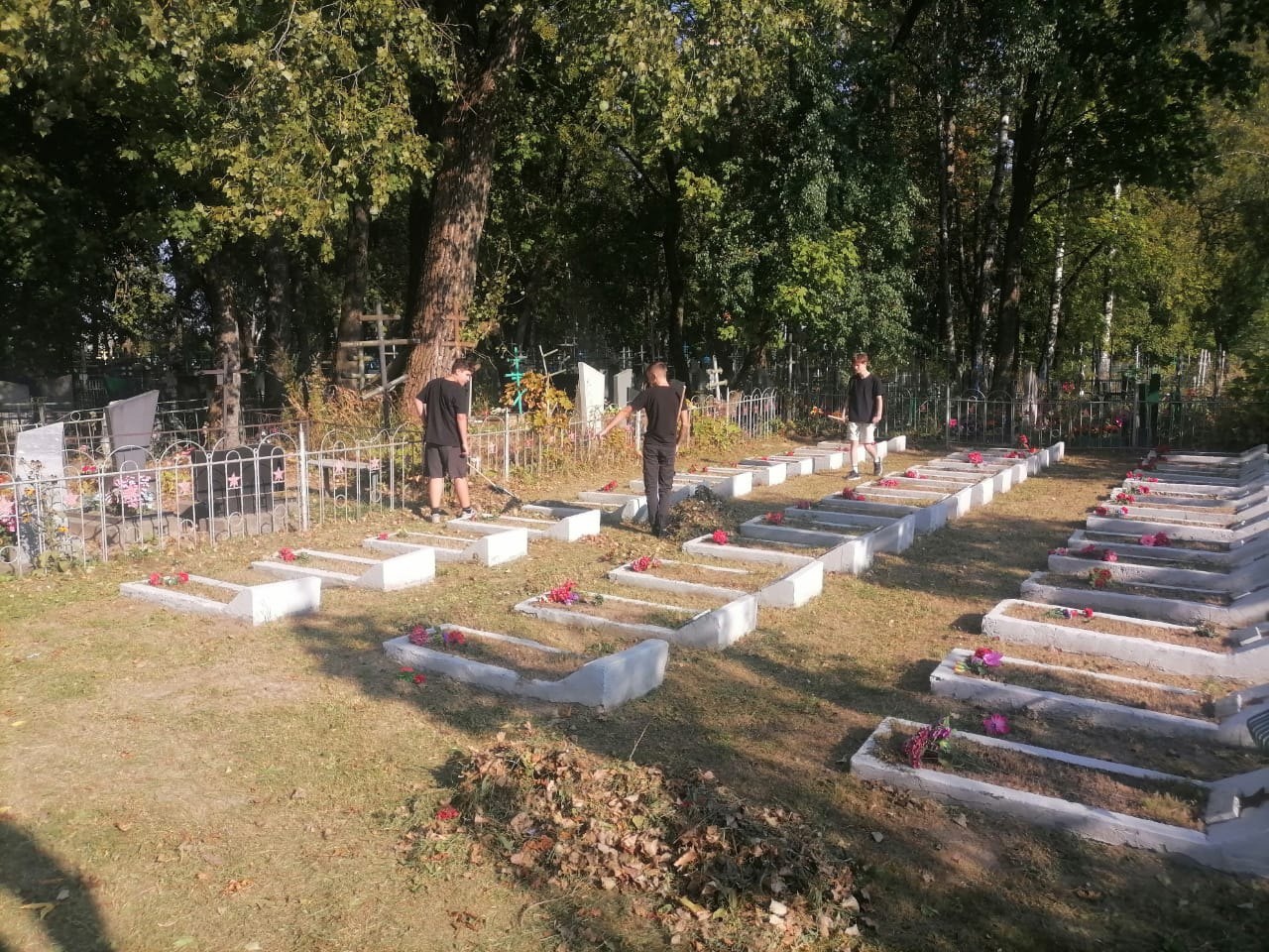 Новозыбковские гимназисты провели уборку воинского захоронения