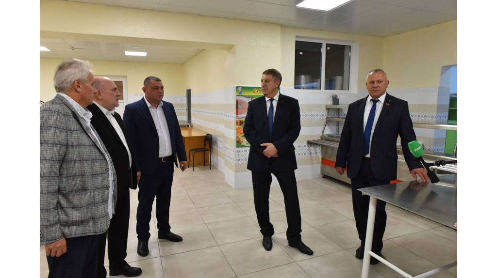 В гимназии брянского Дятьково побывал губернатор Александр Богомаз