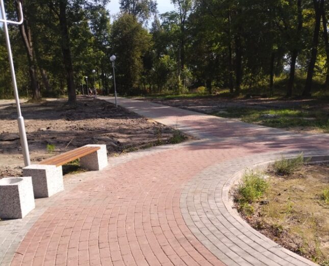 В брянском Дятьково благоустраивают городской парк