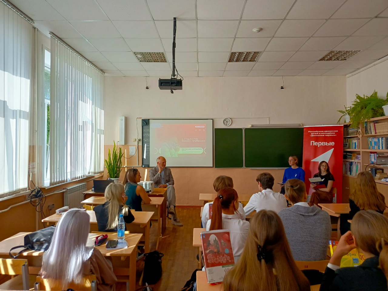 Новозыбковские школьники пообщались с депутатом Брянской облдумы Святославом Лосем