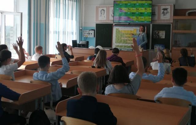 О таблице Менделеева новозыбковским школьникам рассказали  библиотеке
