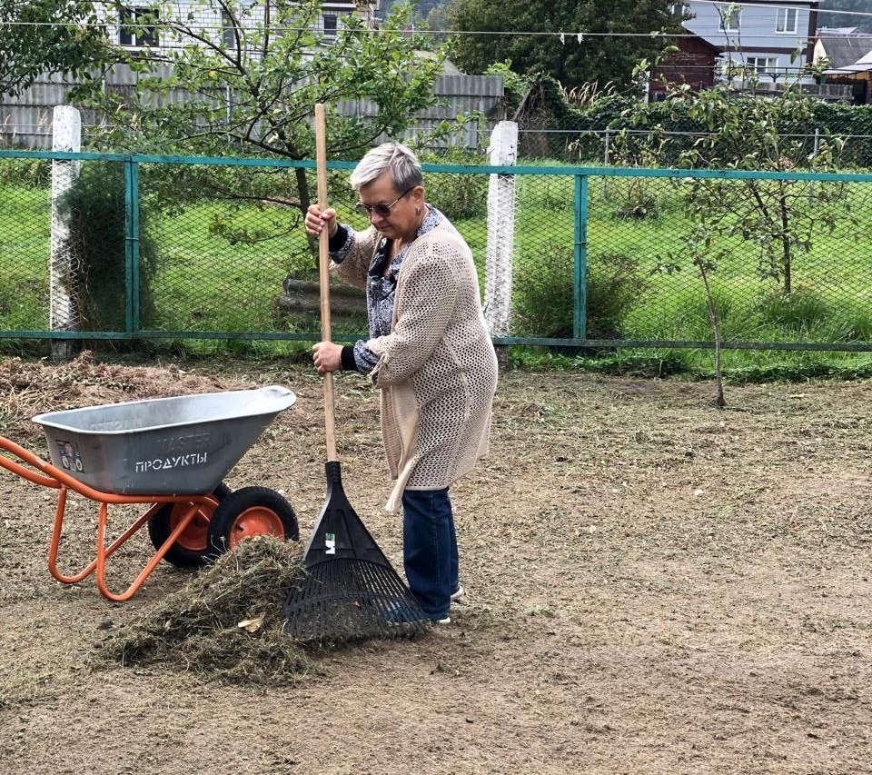 Постояльцы новозыбковского дома-интерната приняли участие в субботнике