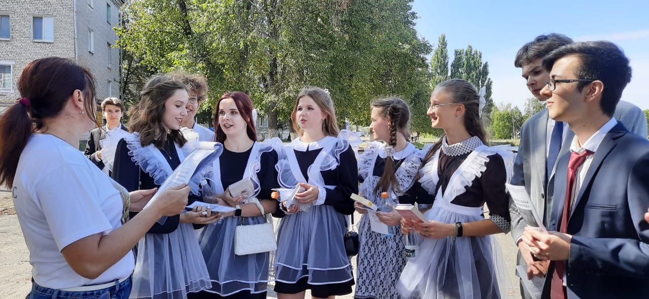 Сотрудники новозыбковской Центральной библиотеки приняли участие во Всероссийской уличной акции «Бегущая книга»