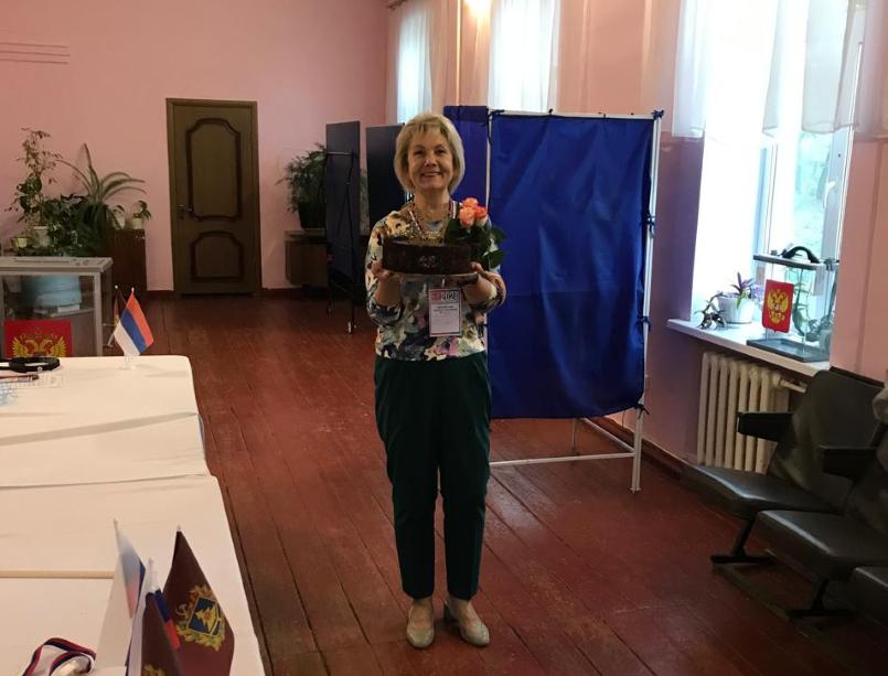 Член участковой избирательной комиссии Новозыбковского городского округа встретила день рождения на своем участке