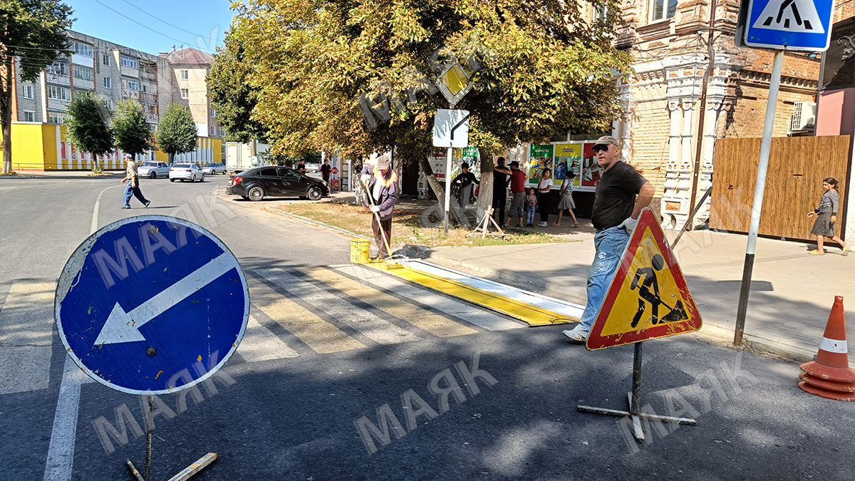 В Новозыбкове красят пешеходные переходы