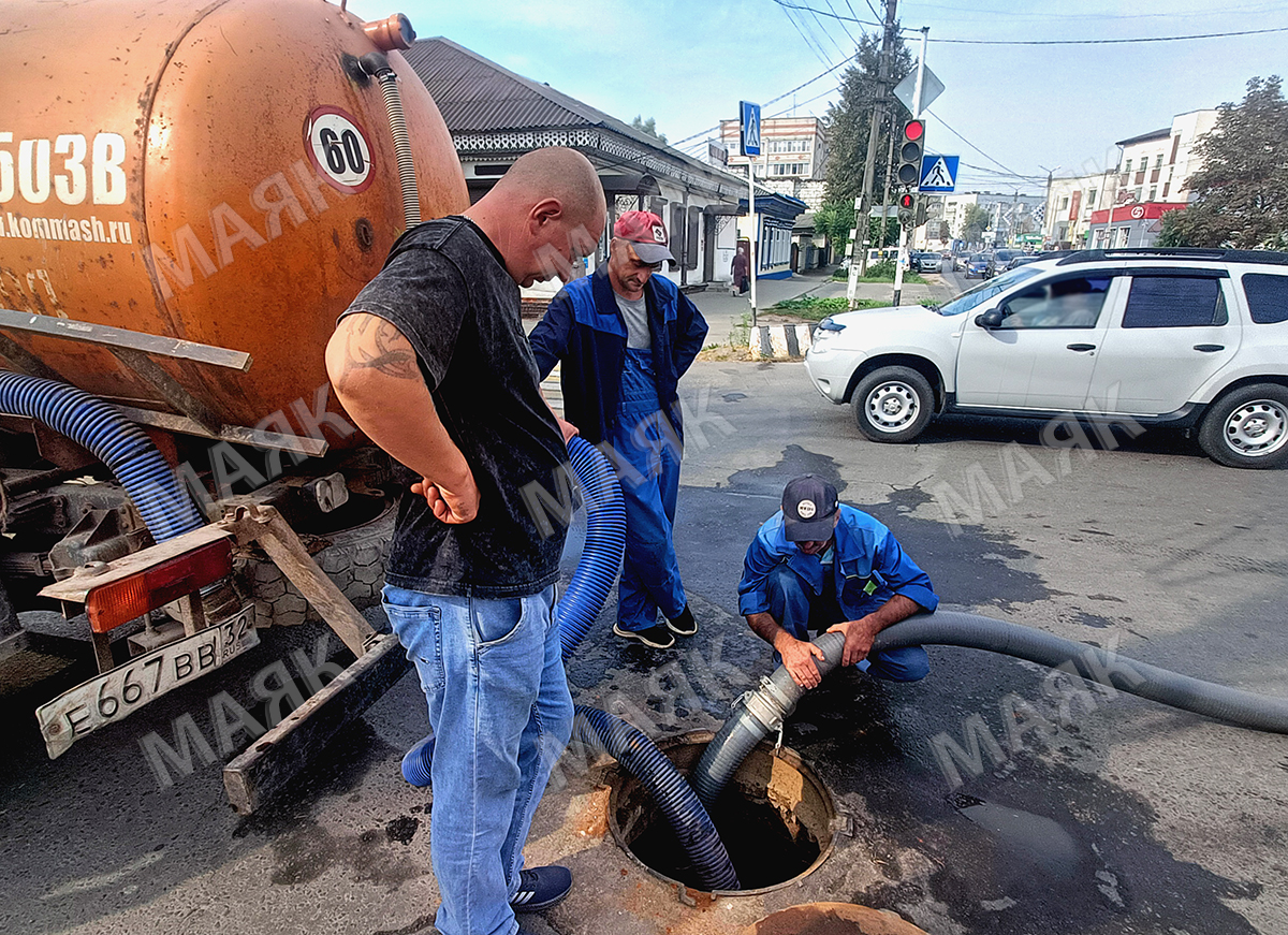 В Новозыбкове очищают смотровые колодцы